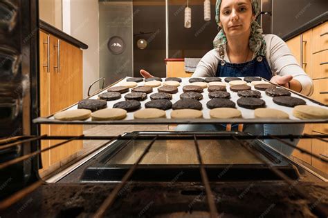 Galletas cucas horneándose en una bandeja dentro del horno