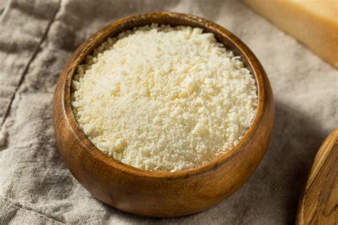 Queso Parmesano rallado en un bol listo para usar