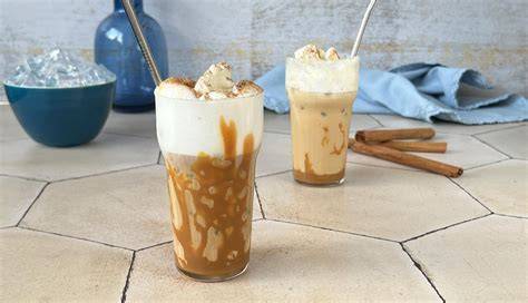 vaso de dulce de leche latte sobre hielo