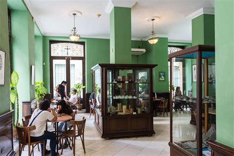 Fachada del Museo del Chocolate en La Habana Vieja con la cruz verde