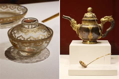 Interior del museo con utensilios y vajilla antigua para chocolate