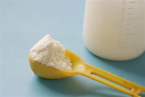 Foto de una cuchara añadiendo leche en polvo a una mezcla líquida