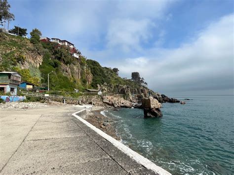 Fotografía panorámica de la Caleta San Pedro mostrando las embarcaciones artesanales y el entorno costero.