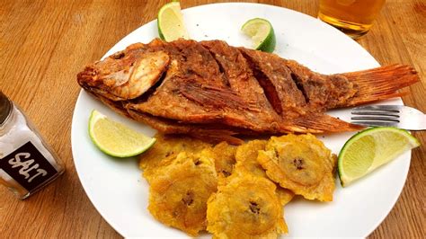 Plato típico de pescado frito servido en el restaurante de la Cooperativa de Pescadores.