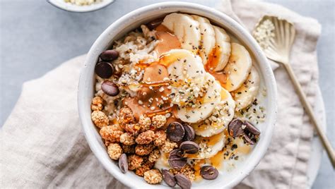 Desayuno antes del trekking: avena con frutos secos y pan integral