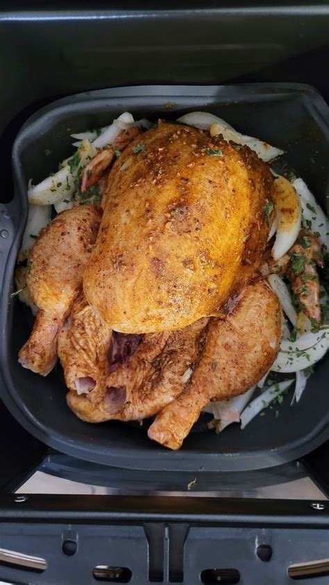 pollo mariposa sazonado sobre cama de cebolla y limón