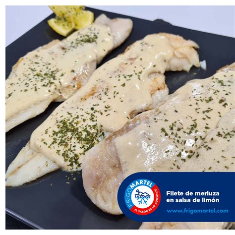 Filetes de merluza friéndose en aceite burbujeante en una sartén