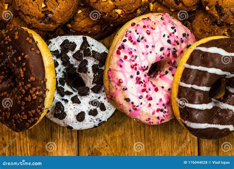 Foto de varios postres glaseados, como donuts, bizcochos y galletas