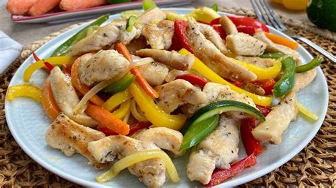 Esquema visual que muestra la preparación del pollo salteado con pimientos y cebollas en una sartén.