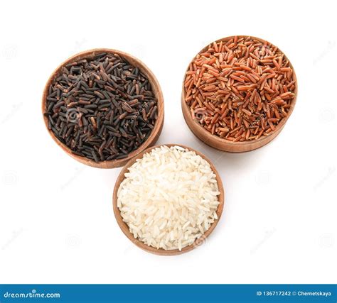 Variedad de cuencos con arroz blanco decorados con diferentes toppings: hierbas verdes, semillas de sésamo y frutos secos