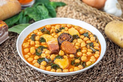 Plato de potaje de garbanzos con costillas de cerdo humeante