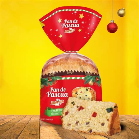 Ilustración artística de un Pan de Pascua artesanal decorado con frutas confitadas y nueces sobre una mesa navideña