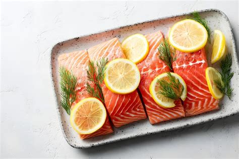 Filetes de salmón frescos listos para marinar