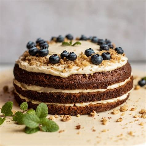 Pastel de capas de moras y yogur con crema de queso