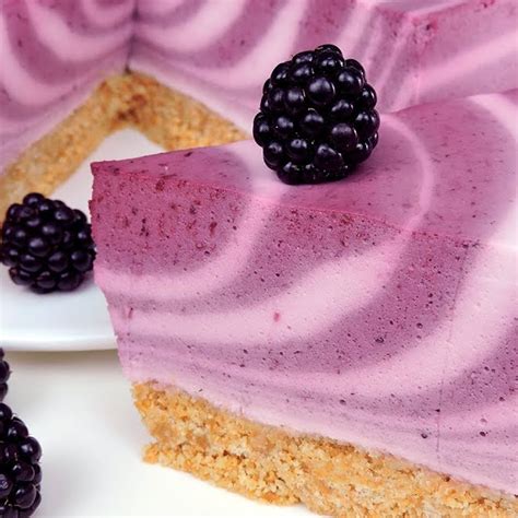 Pastel de moras y yogur sin mantequilla recién horneado