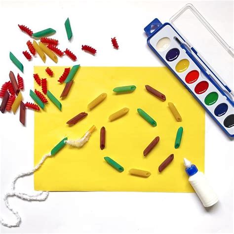 Diagrama paso a paso de cómo insertar fideos en los malvaviscos para crear ángulos rectos y pirámides