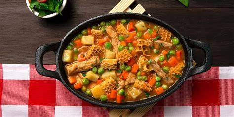 Plato de mondongo guisado con acompañamientos
