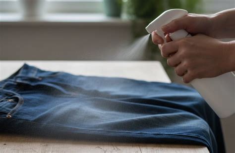 Persona aplicando quitamanchas en una prenda