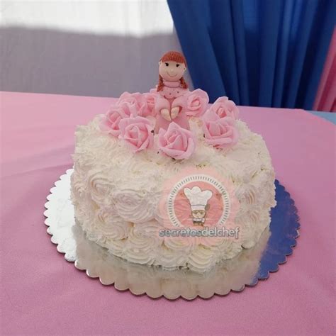 Torta de bautismo de varios niveles decorada para niña