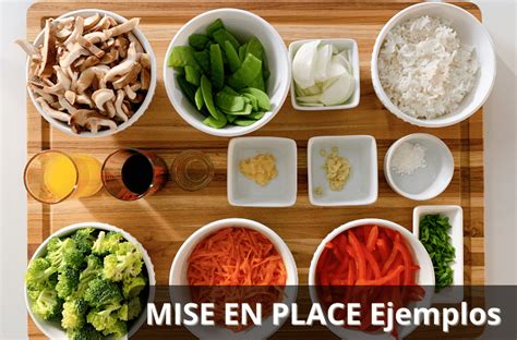 Mise en place de ingredientes cortados y preparados para un salteado, con un wok de fondo