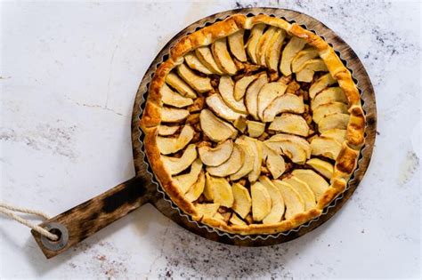Tarta de manzana recién horneada con una rebanada servida