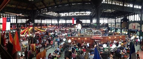 Vista interior del Mercado Central de Santiago, vibrante y con puestos de comida