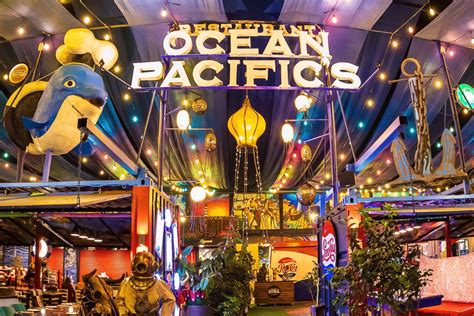 Interior del restaurante Ocean Pacific's con decoración marina