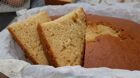 Queque de harina de arroz recién horneado y cortado en rebanadas