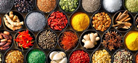 Especias y condimentos variados para escabeche, como laurel, pimienta y ajo.