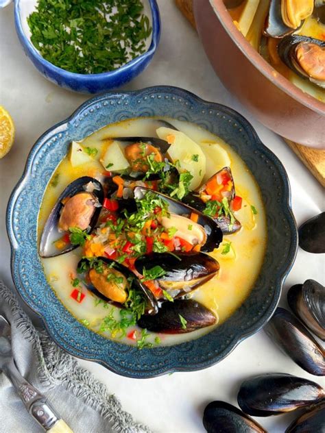 Plato de sopa de choritos caliente con perejil fresco
