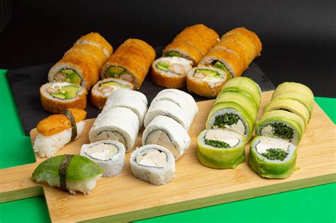 Varias piezas de sushi envuelto en huevo sobre un plato decorado
