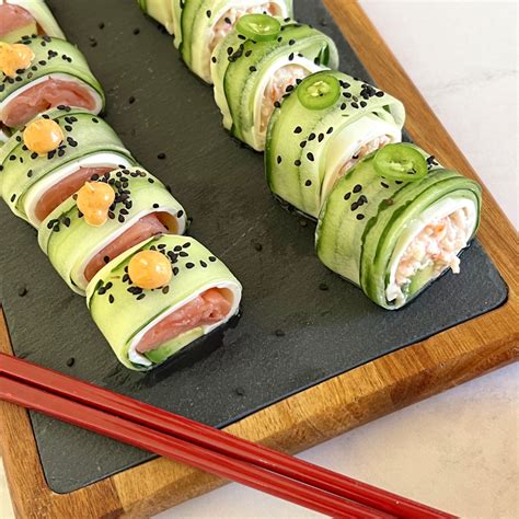 Sushi roll envuelto en tamagoyaki con relleno de atún, pepino y lechuga, cortado en piezas