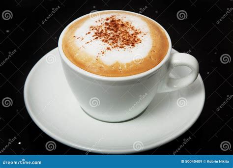 Foto de una taza de capuchino caliente decorado con canela