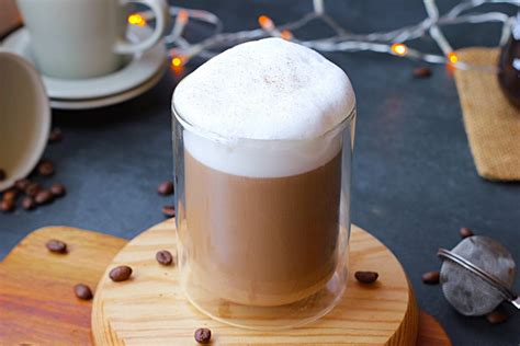 Preparación de capuchino casero con café instantáneo y leche espumada