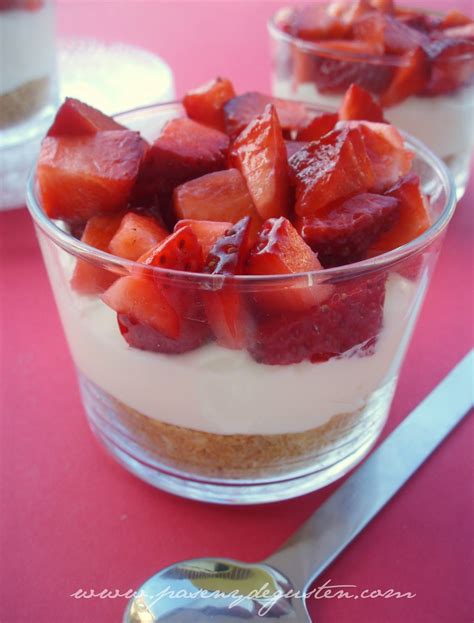 Mousse de fresa en vasitos, decorado con fresas frescas y hojas de menta