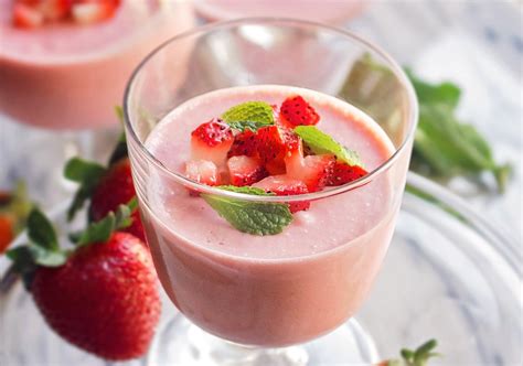 Proceso de preparación de la mousse de fresa, batiendo ingredientes