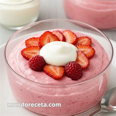 Mousse de fresa con yogur griego, mostrando capas