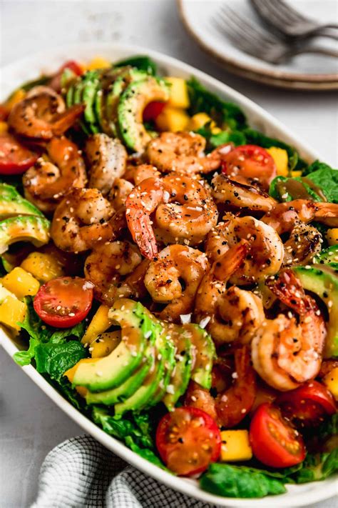 Foto de una ensalada de camarones con aderezo balsámico y semillas de sésamo