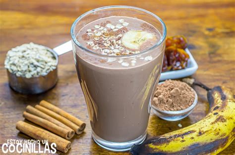 batido de chocolate con avena y plátano, decorado con rodajas de plátano