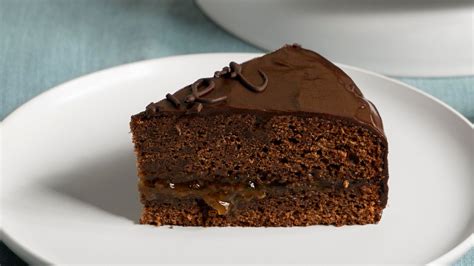 Queque de chocolate cubierto de fudge y nueces