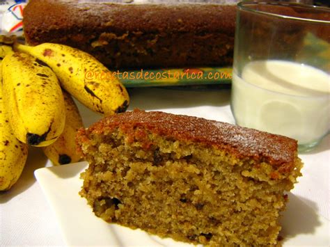 Queque de banano horneándose en el horno