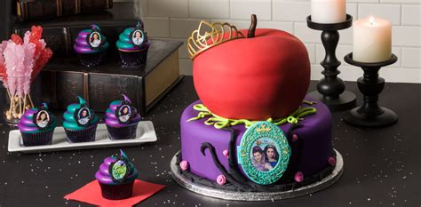 Diseño de torta de Los Descendientes con manzana roja