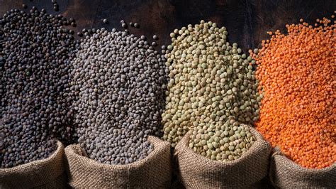 Plato de diferentes tipos de lentejas (rojas, verdes, pardinas, negras)