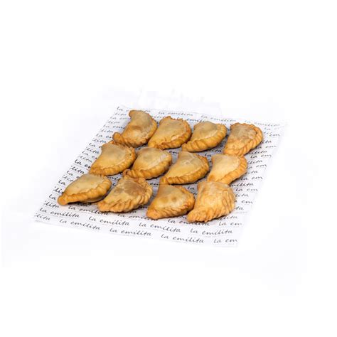 Foto panorámica de una bandeja de empanadas dulces de hojaldre recién horneadas con un glaseado ligero