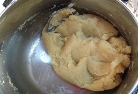 Imagen de la masa de churros lista en un bol o sobre una encimera, antes de ser introducida en la churrera.