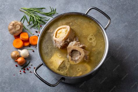 Olla humeante preparando caldo de huesos rico en nutrientes esenciales para la salud