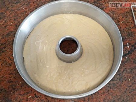 Molde engrasado listo para recibir la masa del queque