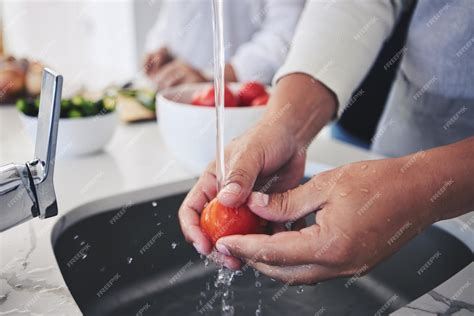 Manos limpiando y preparando acelgas frescas para cocinar