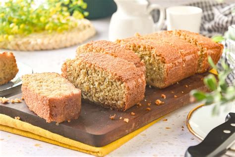 Bizcocho de chocolate con harina de avena cortado en porciones
