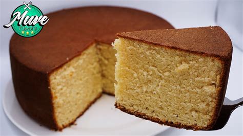 Torta esponjosa casera cortada en porciones